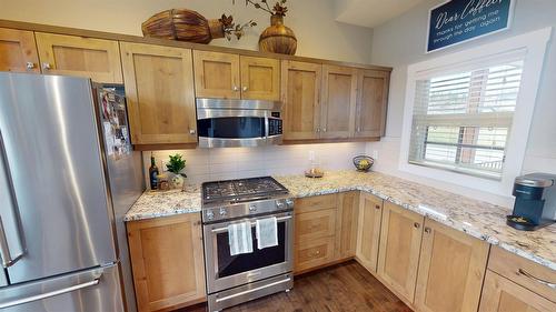 244 Boulder Creek, Cranbrook, BC - Indoor Photo Showing Kitchen With Upgraded Kitchen