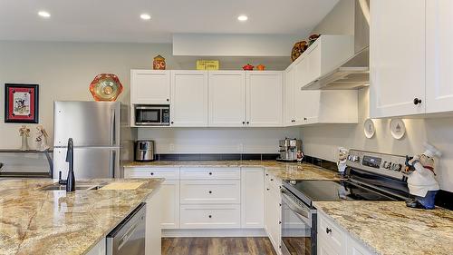 12633 Driftwood Court, Lake Country, BC - Indoor Photo Showing Kitchen With Upgraded Kitchen