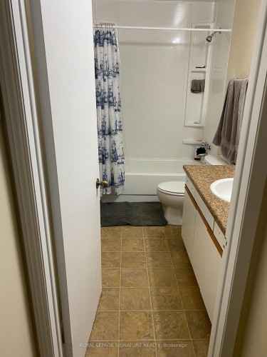 839 Stirling Avenue S, Kitchener, ON - Indoor Photo Showing Bathroom