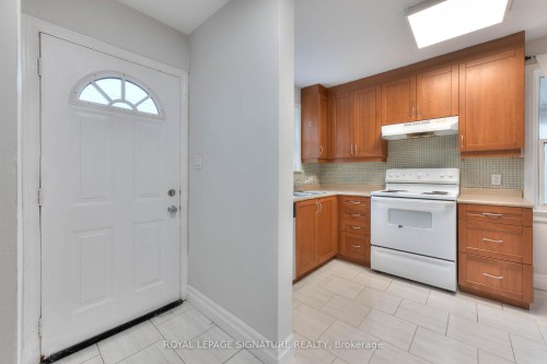 839 Stirling Avenue S, Kitchener, ON - Indoor Photo Showing Kitchen
