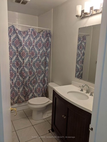 839 Stirling Avenue S, Kitchener, ON - Indoor Photo Showing Bathroom