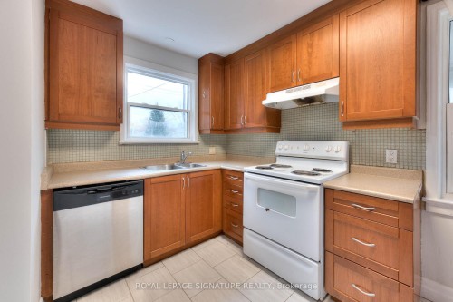 839 Stirling Avenue S, Kitchener, ON - Indoor Photo Showing Kitchen