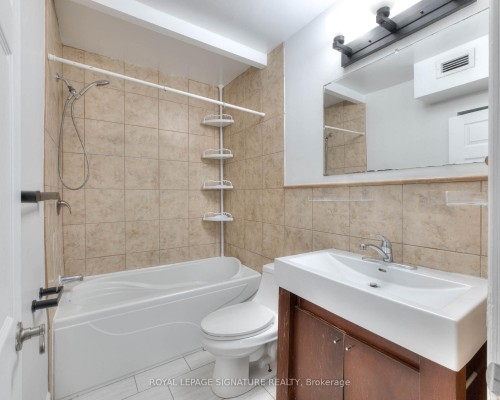 839 Stirling Avenue S, Kitchener, ON - Indoor Photo Showing Bathroom