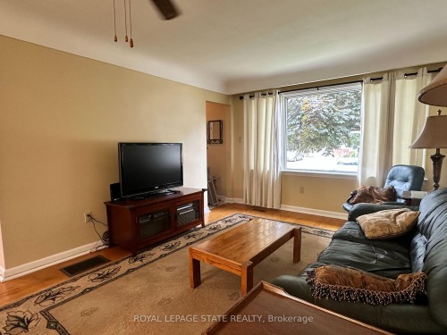 129 Broker Drive, Hamilton, ON - Indoor Photo Showing Living Room