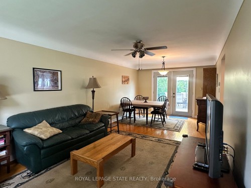 129 Broker Drive, Hamilton, ON - Indoor Photo Showing Living Room