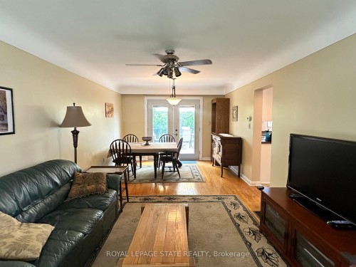 129 Broker Drive, Hamilton, ON - Indoor Photo Showing Living Room