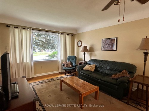 129 Broker Drive, Hamilton, ON - Indoor Photo Showing Living Room