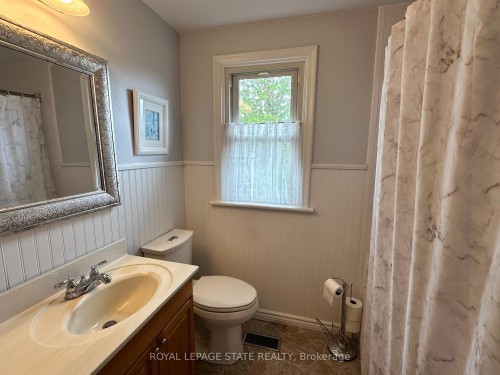 129 Broker Drive, Hamilton, ON - Indoor Photo Showing Bathroom