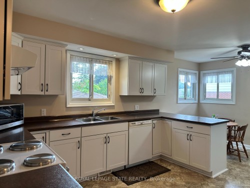 129 Broker Drive, Hamilton, ON - Indoor Photo Showing Kitchen With Double Sink