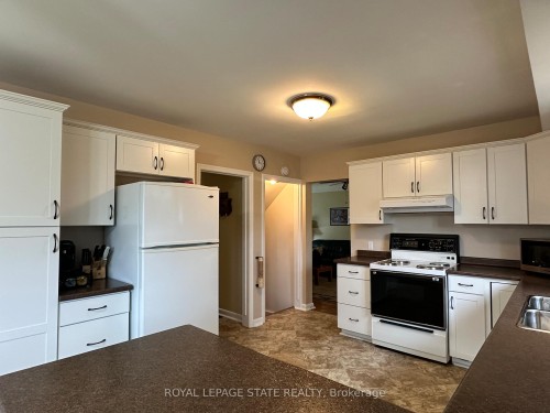 129 Broker Drive, Hamilton, ON - Indoor Photo Showing Kitchen With Double Sink