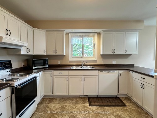 129 Broker Drive, Hamilton, ON - Indoor Photo Showing Kitchen With Double Sink