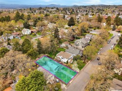 2728 Avebury Ave Victoria, BC V8R 3W4