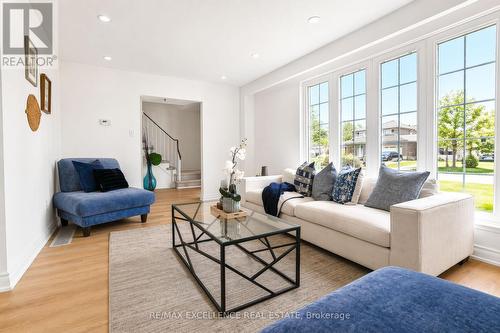 7256 Topping Road, Mississauga, ON - Indoor Photo Showing Living Room