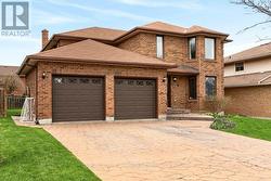 8 WYVIS COURT Hamilton, ON L8G 4W3