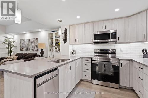 105 - 3998 Victoria Avenue, Lincoln (Lincoln-Jordan/Vineland), ON - Indoor Photo Showing Kitchen With Upgraded Kitchen
