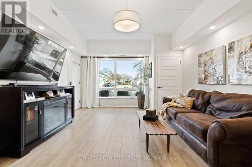 105 - 3998 Victoria Avenue, Lincoln (Lincoln-Jordan/Vineland), ON - Indoor Photo Showing Living Room