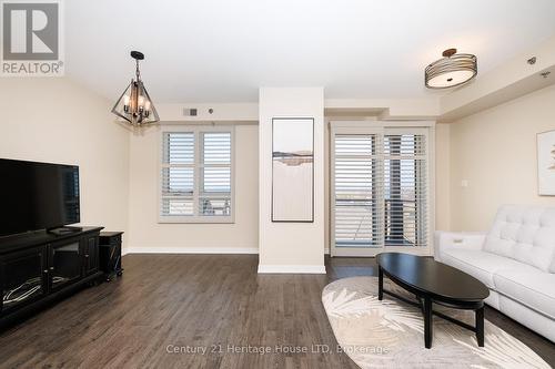 402 - 520 North Service Road, Grimsby (Grimsby Beach), ON - Indoor Photo Showing Living Room