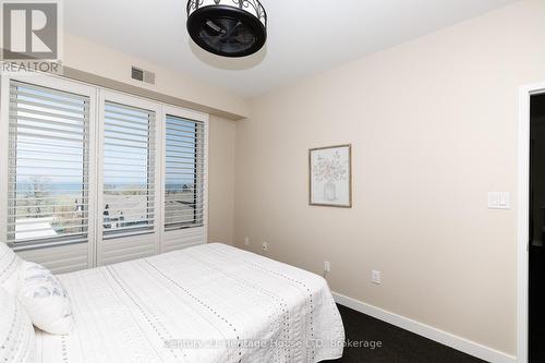 402 - 520 North Service Road, Grimsby (Grimsby Beach), ON - Indoor Photo Showing Bedroom