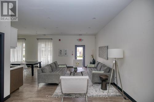 402 - 520 North Service Road, Grimsby (Grimsby Beach), ON - Indoor Photo Showing Living Room