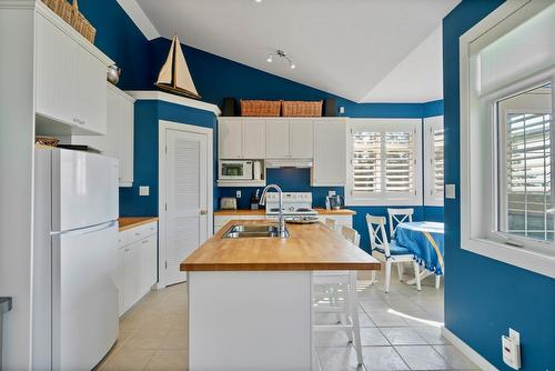 7660 Lichen Road, Anglemont, BC - Indoor Photo Showing Kitchen With Double Sink