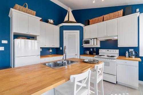 7660 Lichen Road, Anglemont, BC - Indoor Photo Showing Kitchen With Double Sink