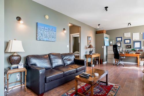 7660 Lichen Road, Anglemont, BC - Indoor Photo Showing Living Room