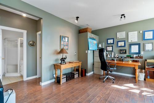 7660 Lichen Road, Anglemont, BC - Indoor Photo Showing Office