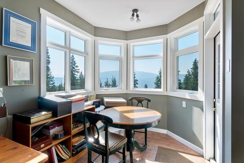 7660 Lichen Road, Anglemont, BC - Indoor Photo Showing Dining Room