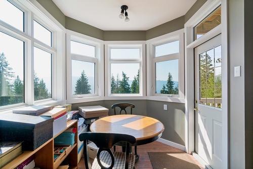 7660 Lichen Road, Anglemont, BC - Indoor Photo Showing Dining Room