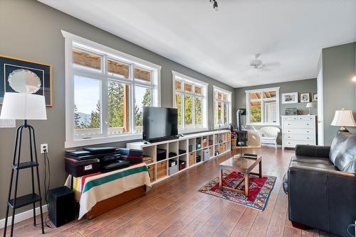 7660 Lichen Road, Anglemont, BC - Indoor Photo Showing Living Room