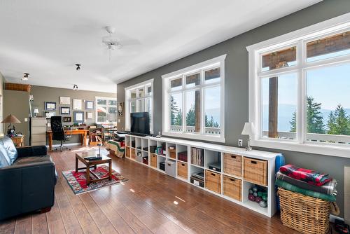 7660 Lichen Road, Anglemont, BC - Indoor Photo Showing Living Room