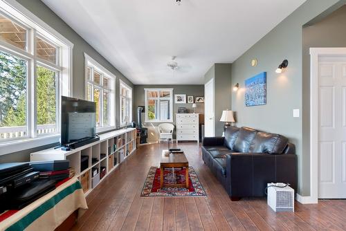 7660 Lichen Road, Anglemont, BC - Indoor Photo Showing Living Room