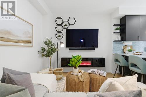 7 - 475 Beresford Path, Oshawa (Central), ON - Indoor Photo Showing Living Room
