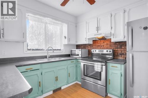 122 Clancy Drive, Saskatoon, SK - Indoor Photo Showing Kitchen With Double Sink