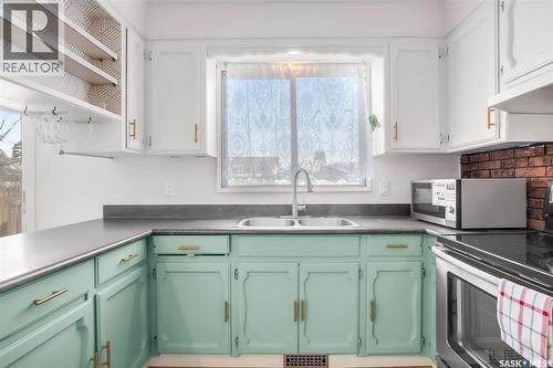 122 Clancy Drive, Saskatoon, SK - Indoor Photo Showing Kitchen With Double Sink