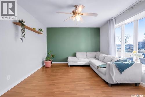122 Clancy Drive, Saskatoon, SK - Indoor Photo Showing Living Room