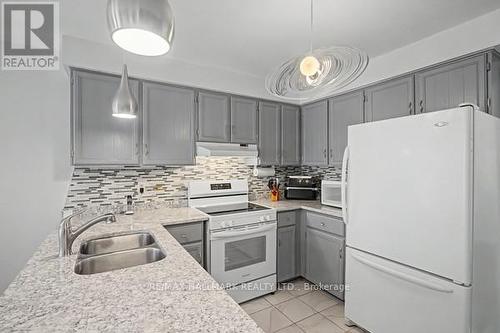 10 Haskell Crescent, Aurora, ON - Indoor Photo Showing Kitchen With Double Sink With Upgraded Kitchen