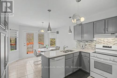 10 Haskell Crescent, Aurora, ON - Indoor Photo Showing Kitchen With Double Sink With Upgraded Kitchen