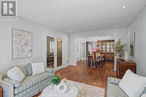 10 Haskell Crescent, Aurora, ON - Indoor Photo Showing Living Room
