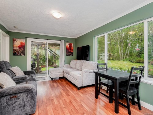 6894 Beaton Rd, Sooke, BC - Indoor Photo Showing Living Room