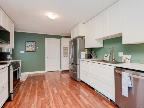 6894 Beaton Rd, Sooke, BC - Indoor Photo Showing Kitchen