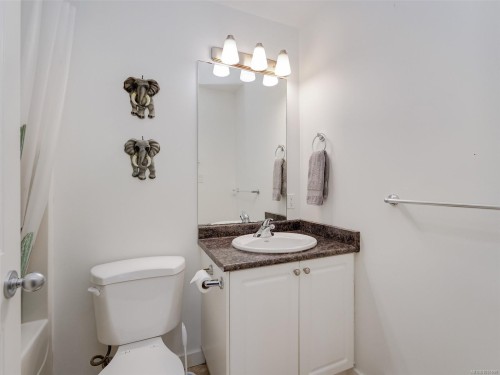6894 Beaton Rd, Sooke, BC - Indoor Photo Showing Bathroom