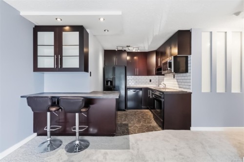 305-900 Tolmie Ave  Saanich, BC V8X 3W6