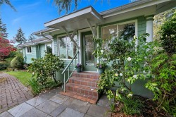 7356 Wallace Dr Central Saanich, BC V8M 1S9