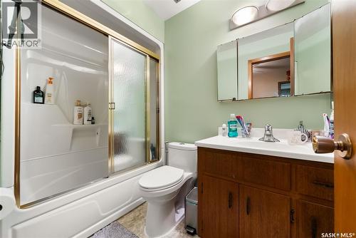 1015 12Th Avenue E, Regina, SK - Indoor Photo Showing Bathroom