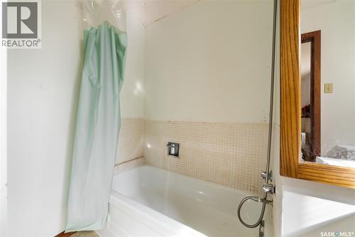 1015 12Th Avenue E, Regina, SK - Indoor Photo Showing Bathroom
