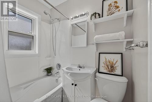 Bathroom - 39 Glenmorris Street, Cambridge, ON - Indoor Photo Showing Bathroom