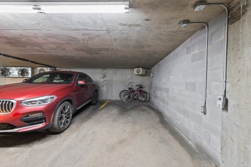 Garage - 4-215 Boul. Bouchard, Dorval, QC - Indoor Photo Showing Garage