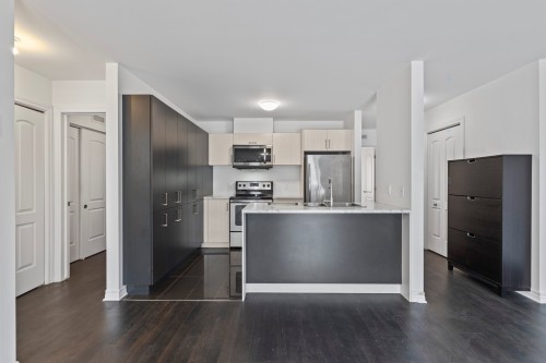 Kitchen - 4-215 Boul. Bouchard, Dorval, QC - Indoor Photo Showing Kitchen With Upgraded Kitchen