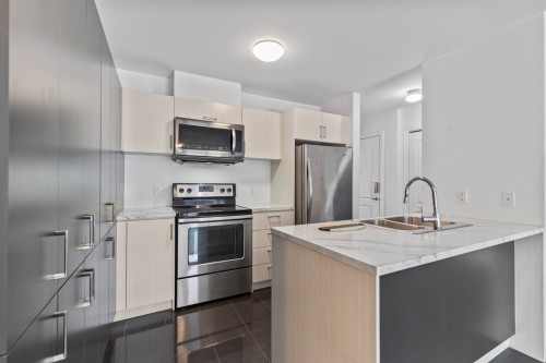 Kitchen - 4-215 Boul. Bouchard, Dorval, QC - Indoor Photo Showing Kitchen With Double Sink With Upgraded Kitchen